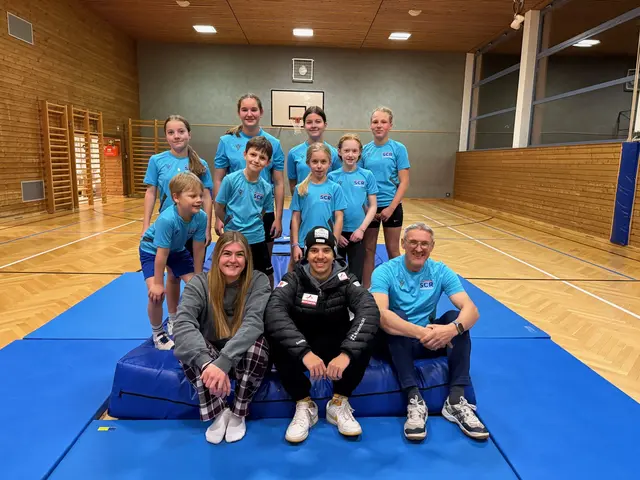 Viele Konditionseinheiten absolviert Matteo Auernig (2.  Reihe 2. v. l.) beim SC Reichenfels und dem Trainerteam Daniella Romana Reiterer, Gabriel Gönitzer, Manfred Karner (sitzend v. l.),  | Foto: Auernig/KK