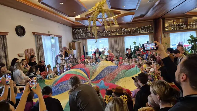 Handys wurden gezückt, um das Treiben festzuhalten. | Foto: Kinderfreunde Reichenau/Hirschwang