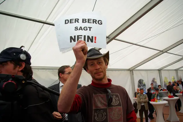 Auch Kritiker des Projektes fanden sich zur Spatenstichfeier ein. | Foto: soko.at