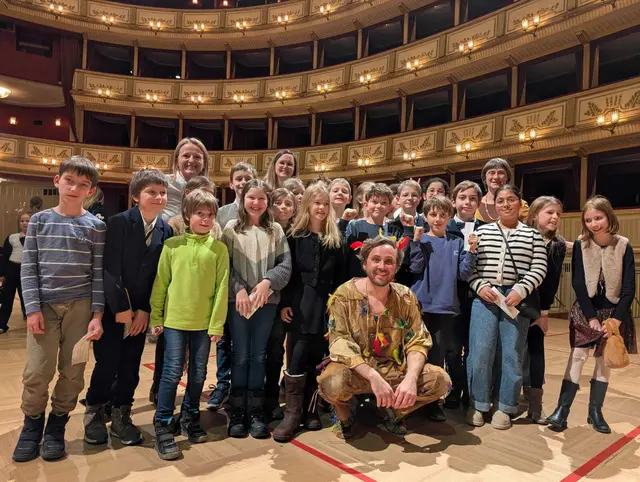 Schülerinnen und Schüler der 4B besuchten Papageno in der Oper.  | Foto: VS Mondweg
