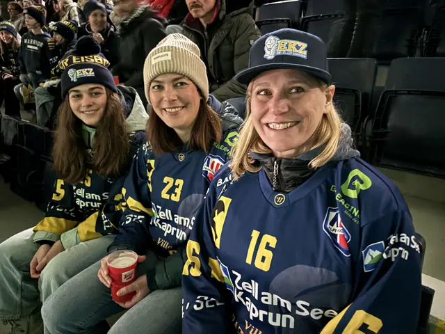 Stolz im Fan-Outfit: Sarah, Monika und Michi | Foto: Voithofer