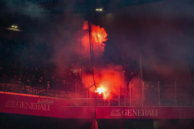 Wegen des EInsatzes von Pyrotechnik musste das Wiener Derby am Sonntagabend zeitweise unterbrochen werden.  | Foto: 	APA-Images / Pressefoto Scharinger / Daniel Scharinger
