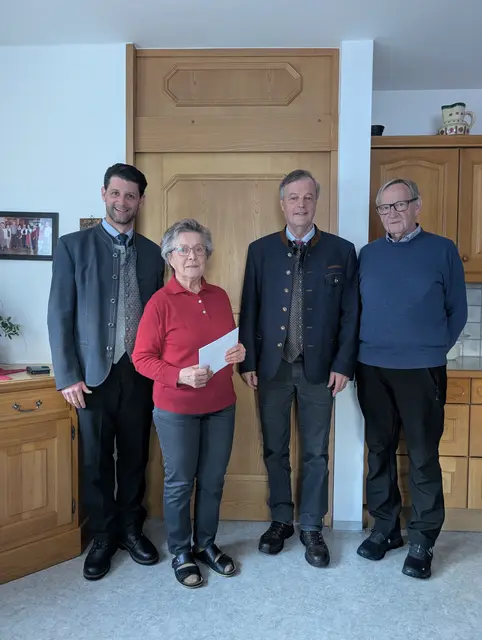 v.l.n.r.: Bgm. Thomas Kößler, Jubilarin Maria Zanner, Seniorenbund Obmann Alfred Pfeifenberger und Michael Pfeifenberger v. Seniorenbund | Foto: Gemeinde Zederhuas