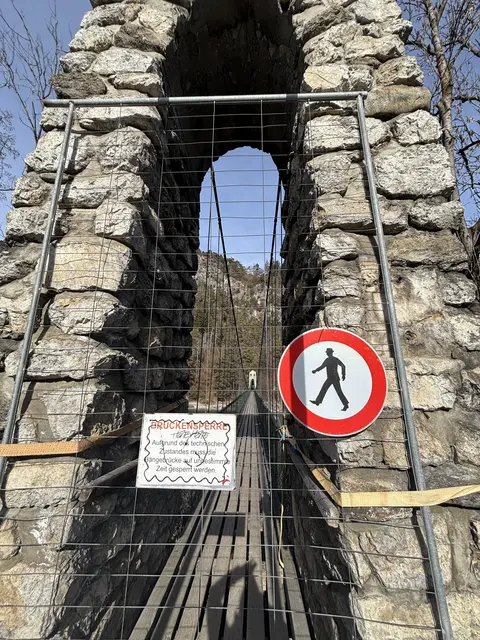 Die Stamser Hängebrücke soll in Bälde repariert werden, bevor die Generalsanierung eingeleitet wird. | Foto: Perktold