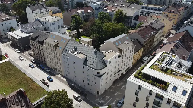 Das Neubauprojekt liegt an der Kreuzung zweier wichtiger Verkehrsachsen – der Dinghoferstraße und der Lustenauer Straße. Insgesamt sollen dort 27 neue Wohnungen entstehen.  | Foto: Klinglmüller ZT GmbH