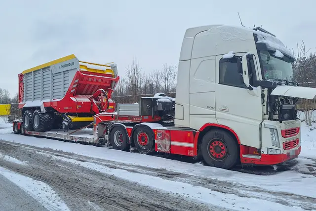 Ein Lkw-Schwertransporter hatte auf der Westautobahn bei Weißkirchen Probleme mit der Achse, welche während der Fahrt überhitzt war. | Foto: laumat.at