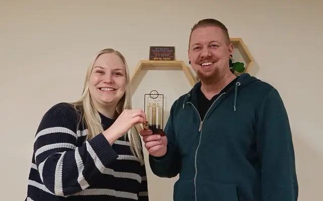 Jugendgemeinderätin Kristina Hinterwallner und Christian Walzl bei der feierlichen Schlüsselübergabe in den neu adaptierten Jugendräumen im Pfarrhof.
