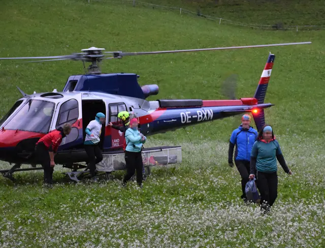 Die Schülergruppe wird nach dem Rettungseinsatz per Polizeihubschrauber ausgeflogen.
Alle 18 Beteiligten blieben unverletzt. | Foto: Zoom.Tirol
