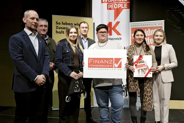 Johannes Kletzl (Schuldnerhilfe OÖ), Schulqualitätsmanager Manfred Schörghuber, Ernst Stummer (AK OÖ), Astrid Zehetmair (Land OÖ) sowie Absolventen des OÖ Finanzführerscheins. | Foto: Land OÖ/Kauder Daniel