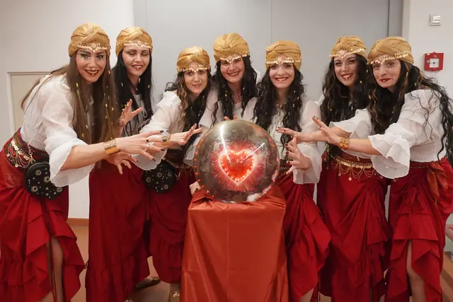 Beim Faschingsball in Natters drehte sich alles um die Liebe: Die Wahrsagerinnen konnten sie sogar vorhersagen.  | Foto: AMG