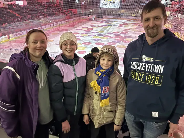 Treue Fans Monika, Sara, David und Markus kamen nach Salzburg, um die Zeller Eisbären zu unterstützen. | Foto: Voithofer