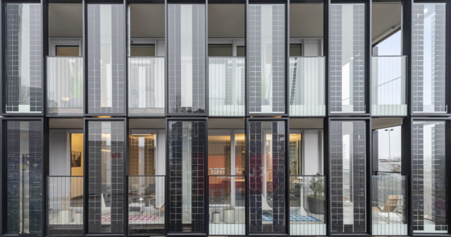 Die Photovoltaikelemente sind an der Außenseite des Turms angebracht.  | Foto: Real Agency