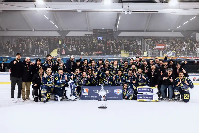 Der EK Zeller Eisbären krönt sich nach einem packenden und dramatischen Finale gegen die Red Bull Hockey Juniors zum österreichischen Meister der Alps Hockey League. | Foto: Heiko Mandl / EC Red Bull Salzburg