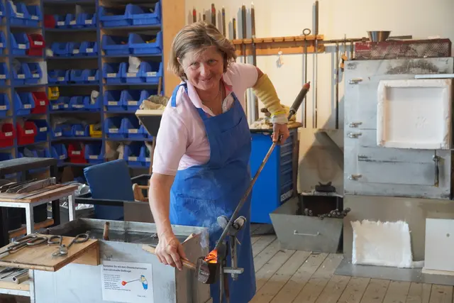 Monika Riedl bei der Herstellung eines ihrer Glaskunstwerke. | Foto: Emanuel Hasenauer
