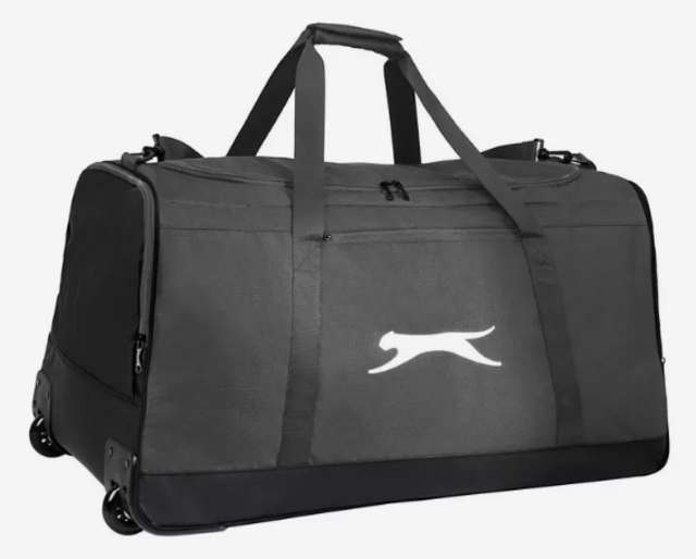 Der mutmaßliche Täter hatte eine schwarze Sporttasche der Marke Slazenger mit.  | Foto: LPD Stmk