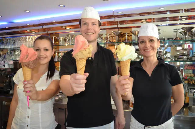 In der Mitte: Markus Suk im Jahr 2013. Der Besitzer betrieb jahrelang die Gelateria Marcello.  | Foto: Peter Ehrenberger