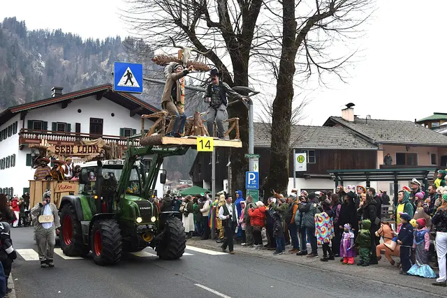 Die Teilnehmer des Walchseer Faschingsumzugs hauchten der legendären Diskothek "Sebiloon" neues Leben ein  | Foto: Friedl Schwaighofer