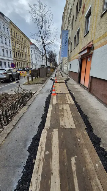 Der Asphalt wurde wegen Stromkabelarbeiten aufgebohrt. | Foto: Wolfgang Grabmayer