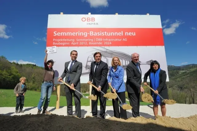 Spatenstich für das Projekt, das doch nicht 2024 beendet wurde. | Foto: Santrucek