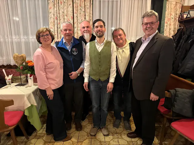 Ulrike Deimek, GR Heimo Kahr, Karl Blaimschein, GR Daniel Gökler, Gerhard Wimmer, NAbg. DI GV Gerhard Deimek (v. li.).
  | Foto: FPÖ Steyr-Land