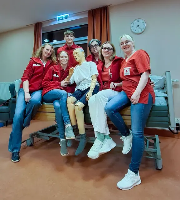 Das Rotkreuz-Team stellte ein abwechslungsreiches Rahmenprogramm für die Lange Nacht der Lehre zusammen. | Foto: Rotes Kreuz Salzburg