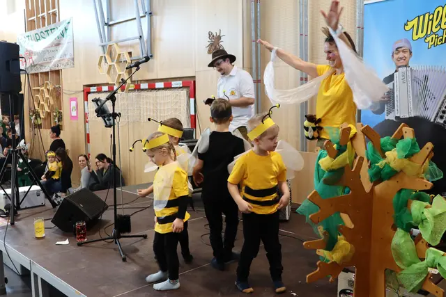 Im Laufe des Bienenjahres fliegen Bienen auch aus | Foto: Gerhard Langmann