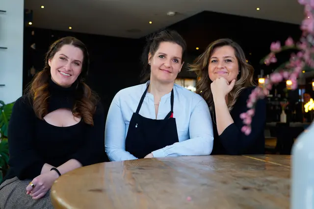Von links: Heimatleuchten Moderatorin Conny Bürgler, Jacqueline Herzog und Carolyn Herzog posieren für ein Foto in der "Herzogin" in Maria Alm. | Foto:  Lena Moik/ServusTV/Degn Film