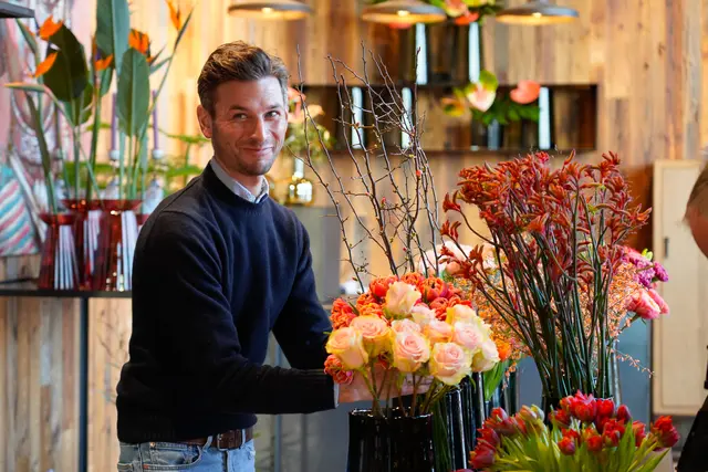Florist Johannes Laimgruber arbeitet in seinem Geschäft. | Foto: Lena Moik/ServusTV/Degn Film