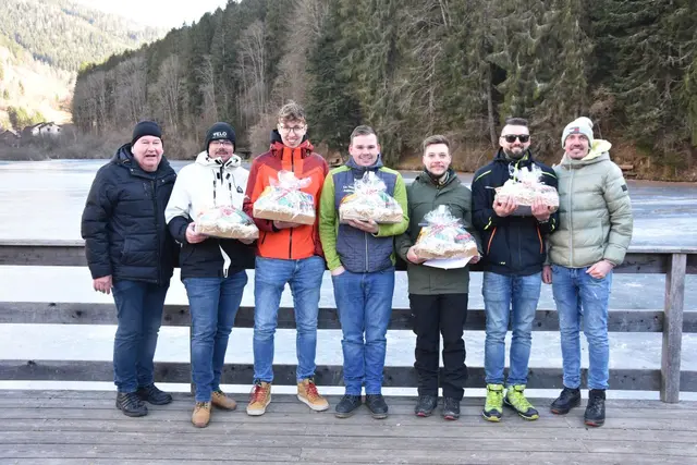 Die Bereichssieger 2026: Die Eisstockschützen der FF Edelsdorf mit Johann Eder-Schützenhofer (li.) und Wettbewerbsleiter Florian Zahnschirm (re.). | Foto: BFVMZ/Pusterhofer