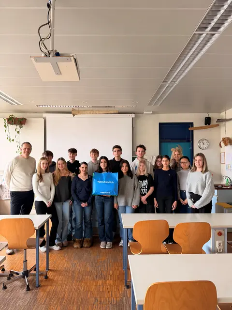 Direktor Ruhs und Prof. König mit der 7C