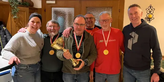 Younion-Bezirksobfrau Petra Langmaier mit der Bezirkssiegermannschaft Schärding und Bezirkssportreferent Thomas Richter. | Foto: Younion Bezirk Schärding