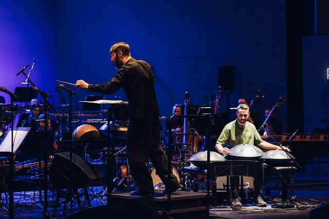 Handpan und Orchester. Dirigiert von Jules Buckley. | Foto: s.p.rainer &amp; _der_lau