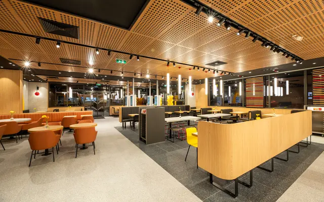Gäste erwartet nun ein 150 Sitzplätze umfassender Innenbereich, ein neugestaltetes McCafé, sowie zwei geräumige Terrassen mit insgesamt 80 Plätzen für die warme Jahreszeit. | Foto: McDonald's Österreich