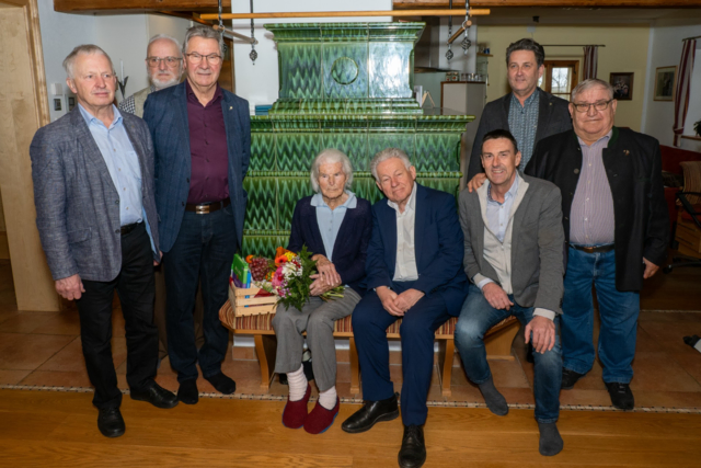 Seniorenbund Mehrnbach Obmann Josef Schmitzberger undJosef Hötzinger, Seniorenbund-Bezirksobmann Walter Nömaier, Maria Hofinger, Seniorenbund Landesobmann Josef Pühringer, Mehrnbachs Bürgermeister Georg Stieglmayr, Pattighams Bürgermeister Johann Urwanisch und Alois Medwed vom Seniorenbund Mehrnbach.  | Foto: Gemeinde Pattigham