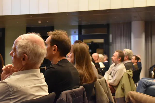 Großer Andrang beim Vortrag von Manfred Helldoppler: Die Besucher füllten den Saal und tauschten im Anschluss Erinnerungen an die Tyrolean Airways aus. | Foto: Maximilian Sprenger