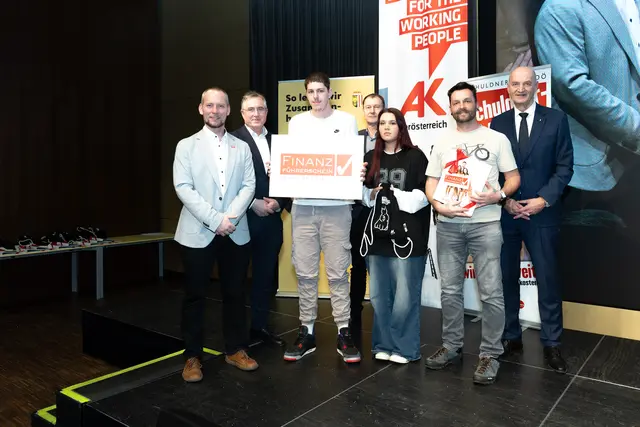 Johannes Kletzl (Geschäftsführer der Schuldernhilfe OÖ), Schulqualitätsmanager Manfred Schörghuber (Bildungsdirektion OÖ), Ernst Stummer (stellvertretender Direktor der Arbeiterkammer OÖ), Sozial-Landesrat Christian Dörfel, sowie Absolvent:innen des OÖ Finanzführerscheins und jeweils eine Lehrkraft/Trainer:in in Vertretung ihrer Schule/Organisation. | Foto: Land OÖ/Andreas Krenn
