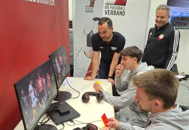 Mit Fifa-Referee Stefan Ebner kann man beim Messestand der OÖFV-Schiedsrichter auf der Sportmesse in Ried mit kniffligen VAR-Entscheidungen auseinandersetzen. | Foto: OÖFV