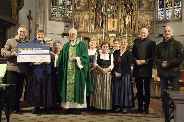 Ein Spendenscheck in Höhe von 3.000 Euro  wurde überreicht. | Foto: Pfarrgemeinde Braunau/Inge Fink