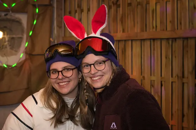Die Marketenderinnen des Musikvereins Biberbach Lara Edermayr und Christina Haumer im Ski-Outfit
 | Foto: Musikverein Biberbach