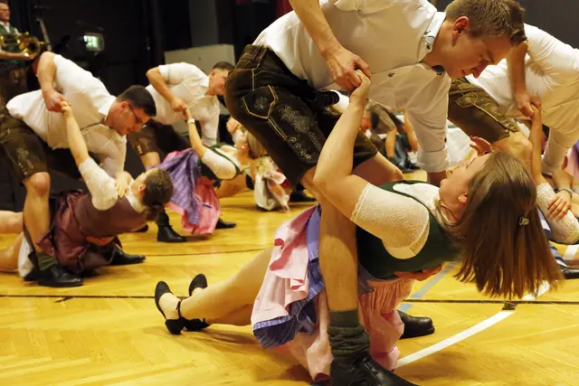 Den Auftakt zum Gemeindeball machte auch dieses Jahr wieder die traditionelle Polonaise. | Foto: Andreas P. Tauser