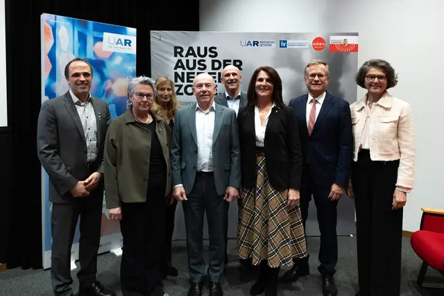 Von links: FH-Prof. Julian Weghuber, Univ. Prof. Siegrid Steinkellner, Univ.-Prof. Eva Stöger, Landtagspräsident Max Hiegelsberger, Geschäftsführer Gregor Dietachmayr (Pöttinger Landtechnik), Zweite Präsidentin des Oö. Landtags Sabine Binder, Gastgeber Heinz Pöttinger und Moderatorin Dr.in Christine Haiden. | Foto: Land OÖ/Andreas Krenn