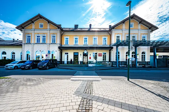 Bahnschalter in Bad Ischl geschlossen: Durch die Zusammenarbeit mit dem Gastronomiebetrieb „Zum Flügelrad Bahnhof Bad Ischl“ besteht auch in Zukunft die Möglichkeit, ÖBB-Fahrkarten sowie Verbund-Tickets direkt beim Bahnhof zu erwerben.
 | Foto: ÖBB/Michael Fritscher