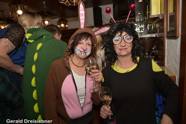 Fast alle waren Verkleidet bei der Gerichtsverhandlung. .  | Foto: Gerald Dreisiebner