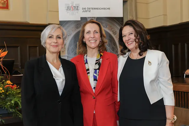 Justizministerin Anna Sporrer, Landesgerichtspräsidentin Martina Spreitzer-Kropiunik und ihre Vorgängerin, Andrea Humer. | Foto:  Daniel Hinterramskogler