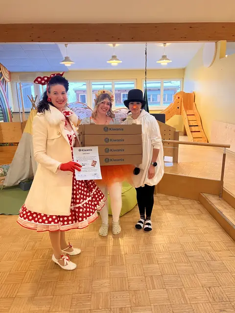 Die Übergabe der gesponserten Krapfen an den Kindergarten in Mieders erfolgte durch die designierte Kiwanis-Präsidentin Sanny Cassani-Praxmarer aus Fulpmes. | Foto: Kiwanis Innsbruck