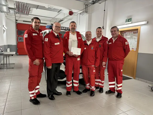 Bei der Geschenkübergabe an der Bezirksstelle: Michael Jäger, Günter Stöger, Reinhard Appeltauer, Christian Hrauda, Bernhard Schierer und Christian Schleritzko (v.l.) | Foto: Rotes Kreuz Waidhofen/Thaya