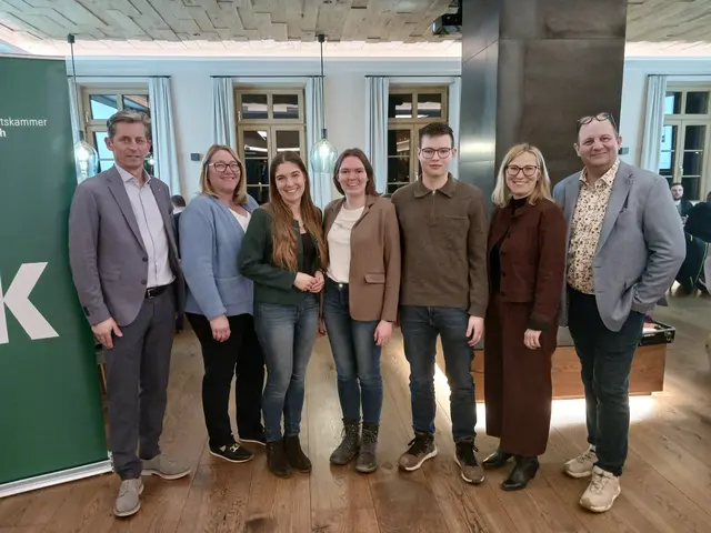 Thomas Jungreuthmayer, Klaudia Ritzberger, Michaela Sandmayr, Clara Außerwöger, Mario Lehner, Doris Langeder und Thomas Kraxberger beim Jungunternehmerempfang im Firlingerhof. | Foto: BBK Eferding Grieskirchen Wels/Doris Langeder