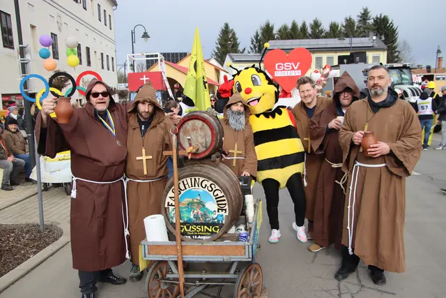 Die "Mönche" aus der Franziskanerstadt Güssing zählen seit Jahr und Tag zum Inventar des Faschingsumzugs. | Foto: Martin Wurglits