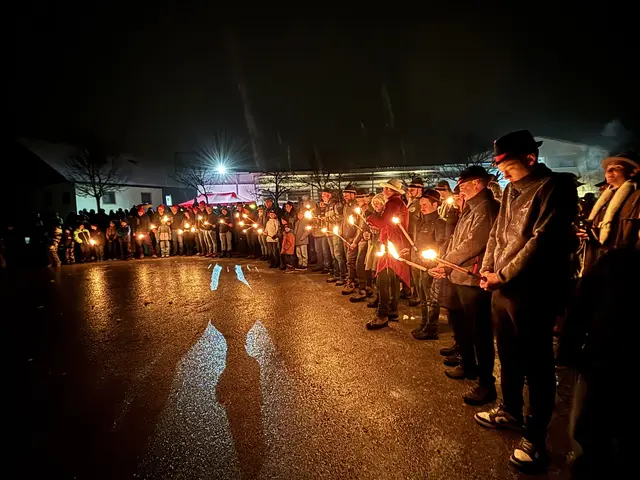Würdiger Abschied vom Naz: Viele Rietzer und alle Fasnachts-Gruppen versammelten sich am Gemeindeplatz.