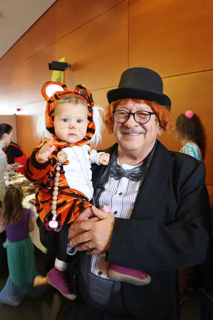 Opa Klaus und Antonia genossen das bunte Treiben im Forum Rum.  | Foto: Kendlbacher